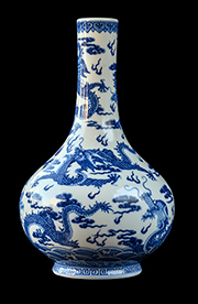 青い龍の文様が描かれた白磁の細首花瓶