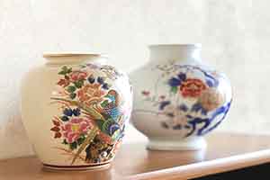 花文様が描かれた陶磁器の花瓶