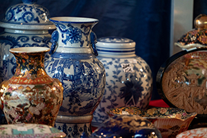 中国美術品の花瓶や陶磁器、工芸品が並ぶ展示風景