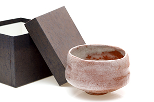 木箱とともに保管された茶碗