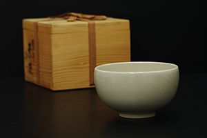 白磁の茶碗と桐箱の共箱