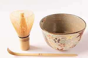 茶碗と茶筅、茶杓を揃えた茶道具