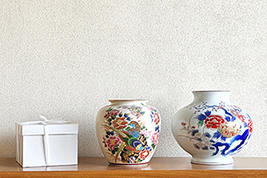 文様の陶磁器の壺と共箱